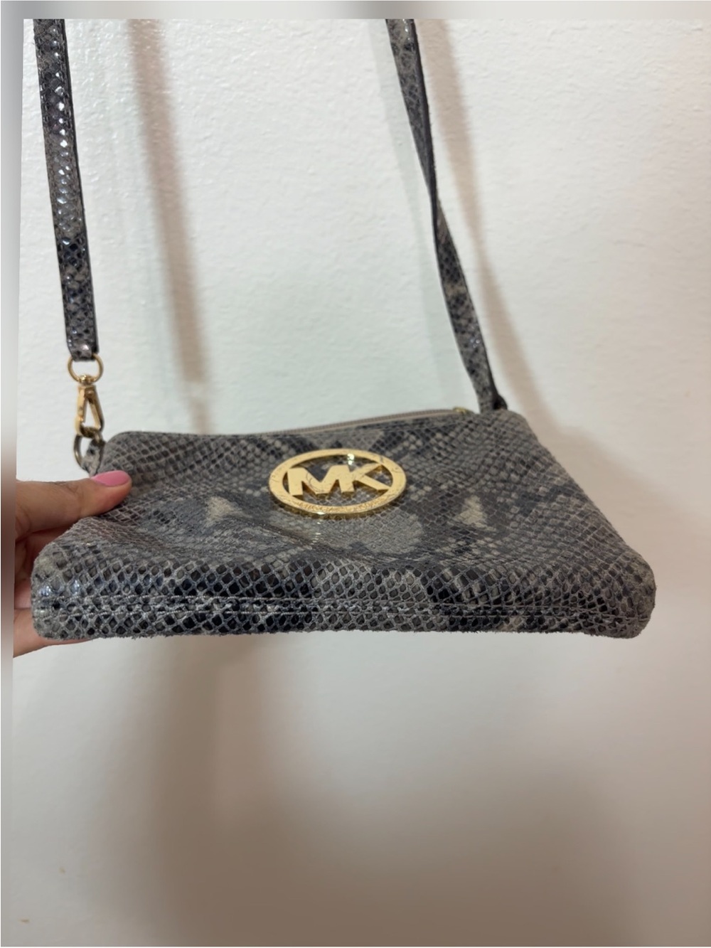 Michael Kors Snake-Print Gray Crossbody with Gold MK Emblem - Picture 4 of 8